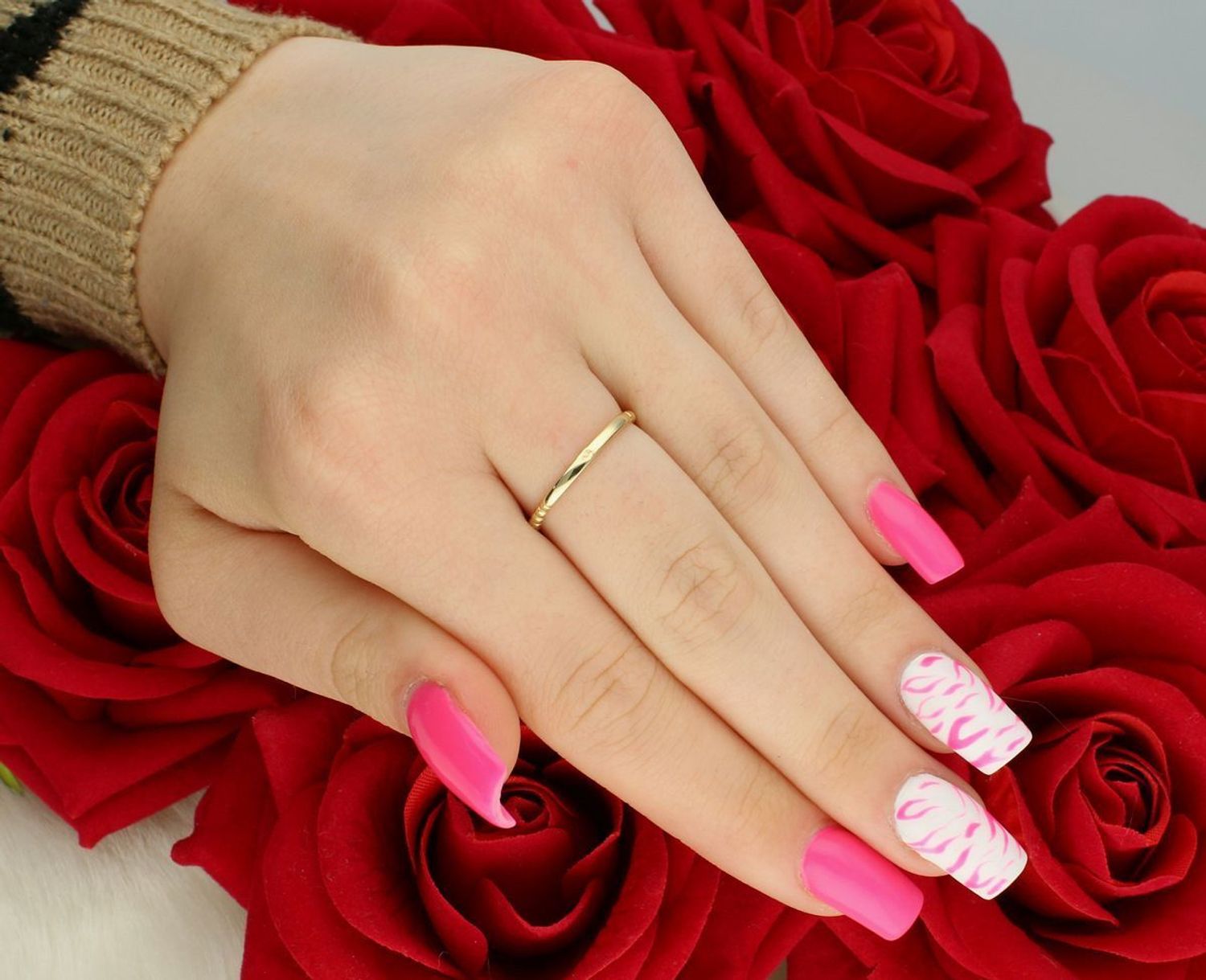 Delikatny pierścionek damski złoty próba 585 z ozdobnym motywem kuleczek. Model PI 3752A 585, rozmiar 16, waga 1,12 g, szerokość elementu 3 mm. Subtelna i lekka biżuteria.1.jpg